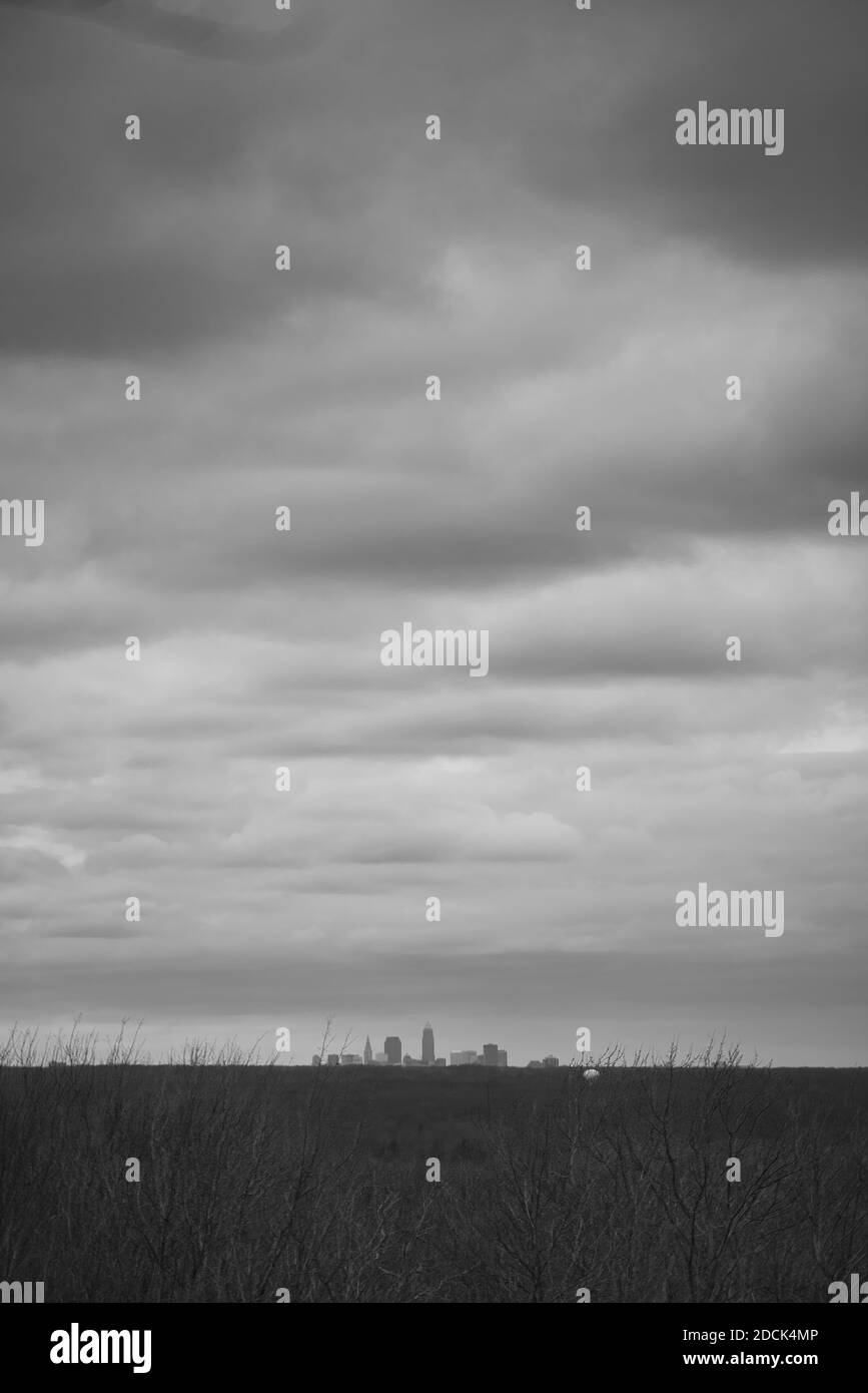 Cleveland ohio skyline in autunno con grandi nuvole grigie Foto Stock
