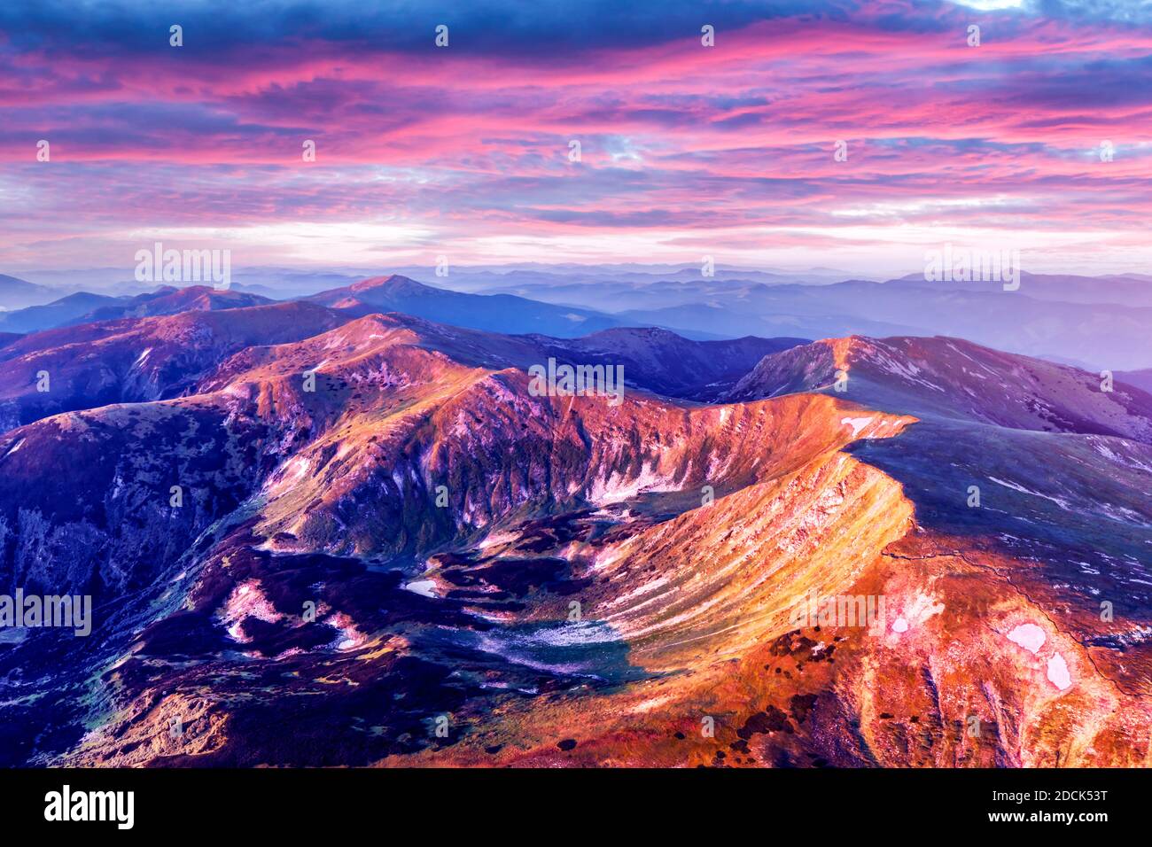 Alte montagne durante il tramonto viola nella stagione primaverile. Fotografia di paesaggio Foto Stock
