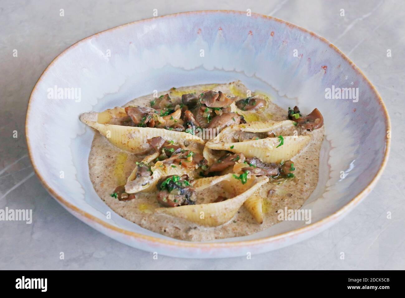 pasta sfoglia con funghi saltati e salsa cremosa al tartufo Foto Stock