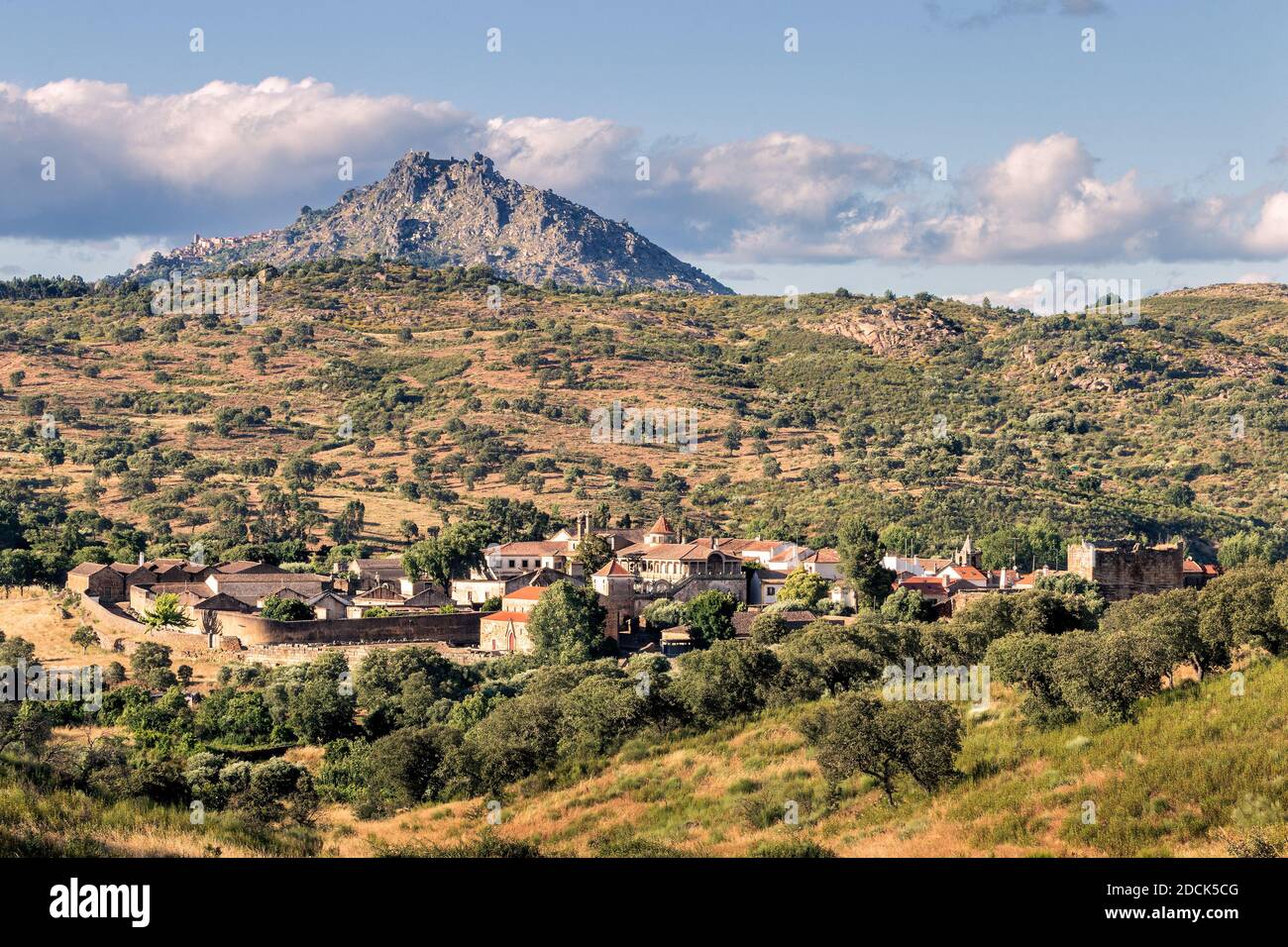 Bellissimo paesaggio del villaggio storico di Idanha-a-Velha in Portogallo, in un pomeriggio di sole primavera. Foto Stock