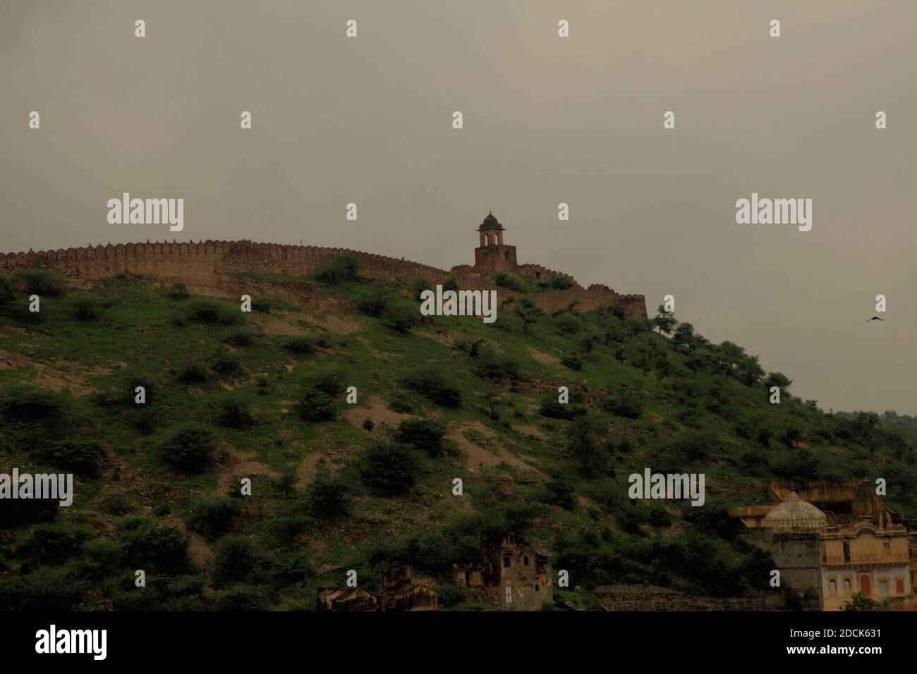 La collina di Aravalli e una parte del muro del forte di Jaigarh visto dal Forte di Amer in Rajashtan, India. Foto Stock