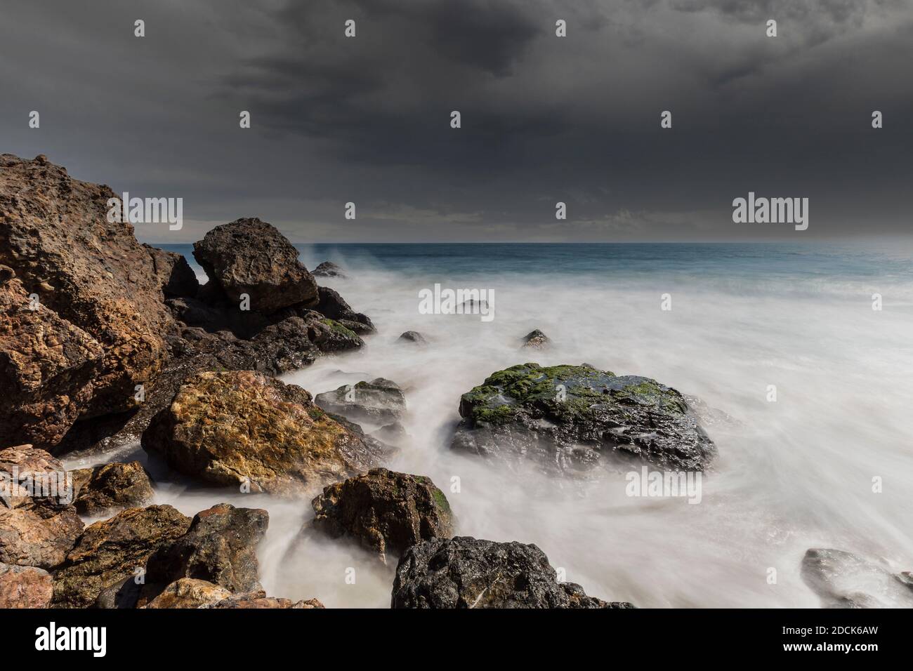 Le rocce e le onde della costa del Pacifico con il cielo stellato a Point Dume a Malibu, California. Foto Stock