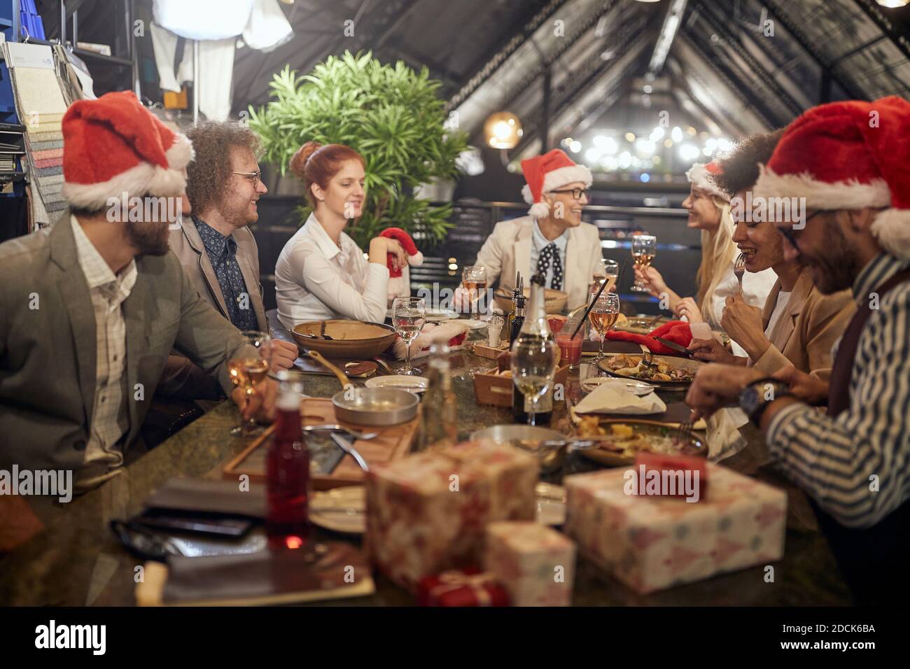 Il gruppo di colleghi ha cenato di capodanno in un ristorante in un'atmosfera di vacanza. Insieme, Capodanno, celebrazione Foto Stock