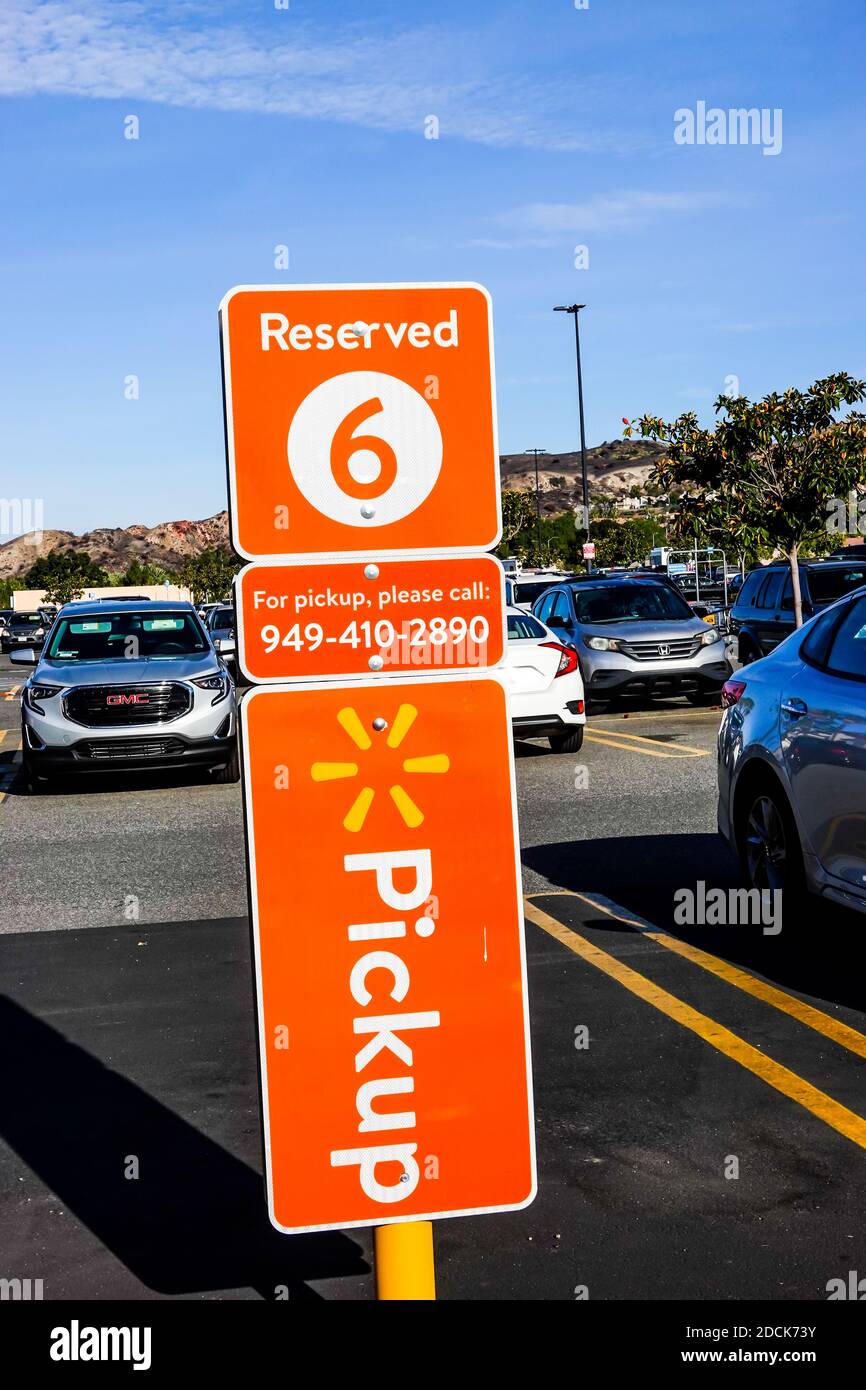 Cartello con la scritta Walmart all'aperto nell'area parcheggio di un negozio a Foothill Ranch, California, USA Foto Stock