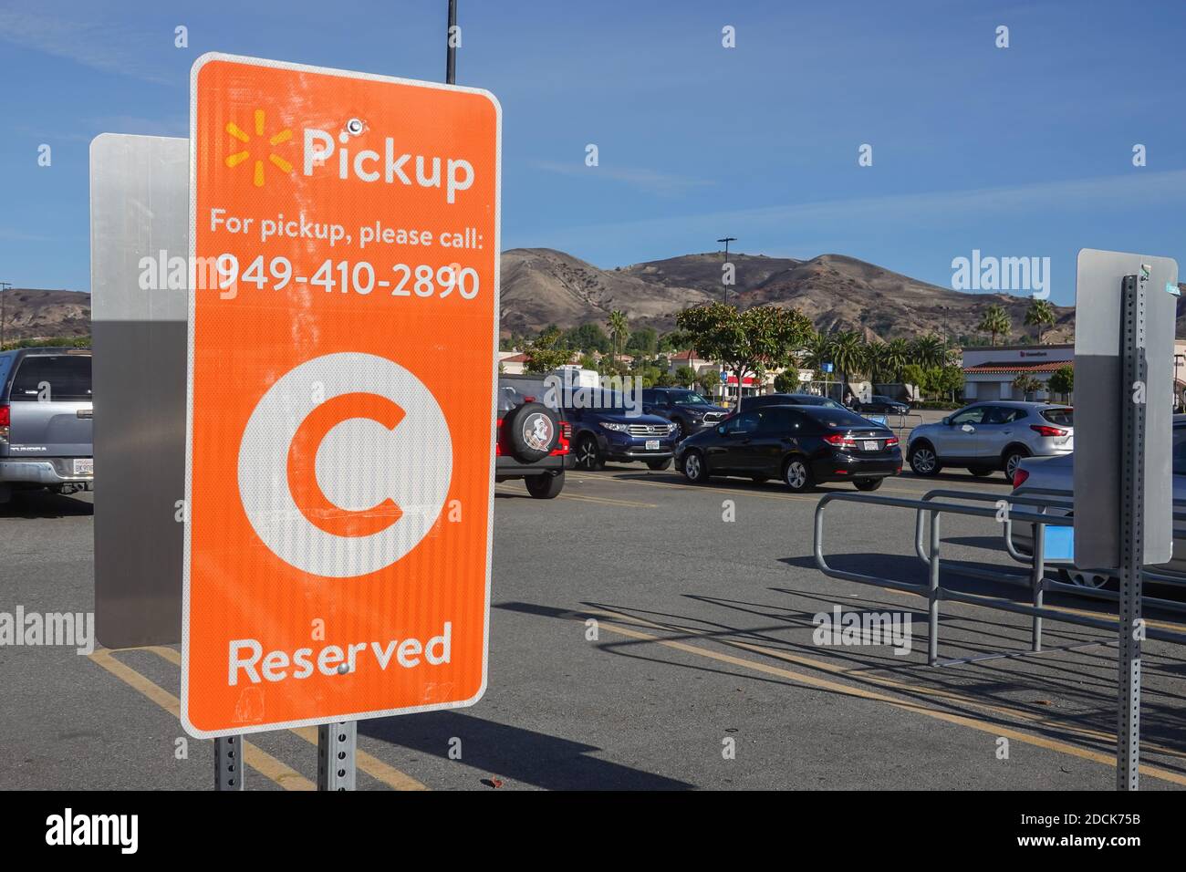 Cartello con la scritta Walmart all'aperto nell'area parcheggio di un negozio a Foothill Ranch, California, USA Foto Stock