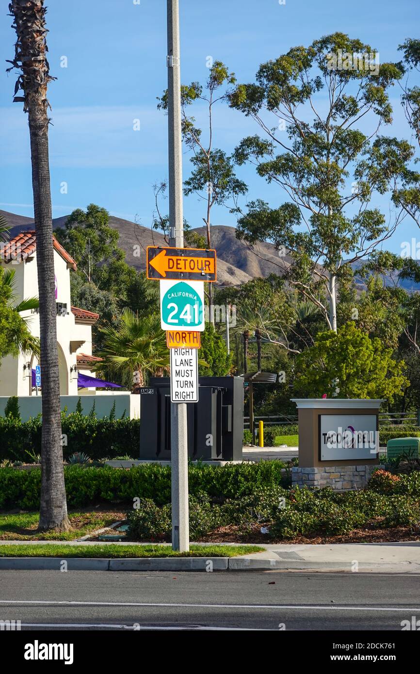 Cartello US Detour di colore arancione per la strada a pedaggio California 241 in direzione nord Foto Stock