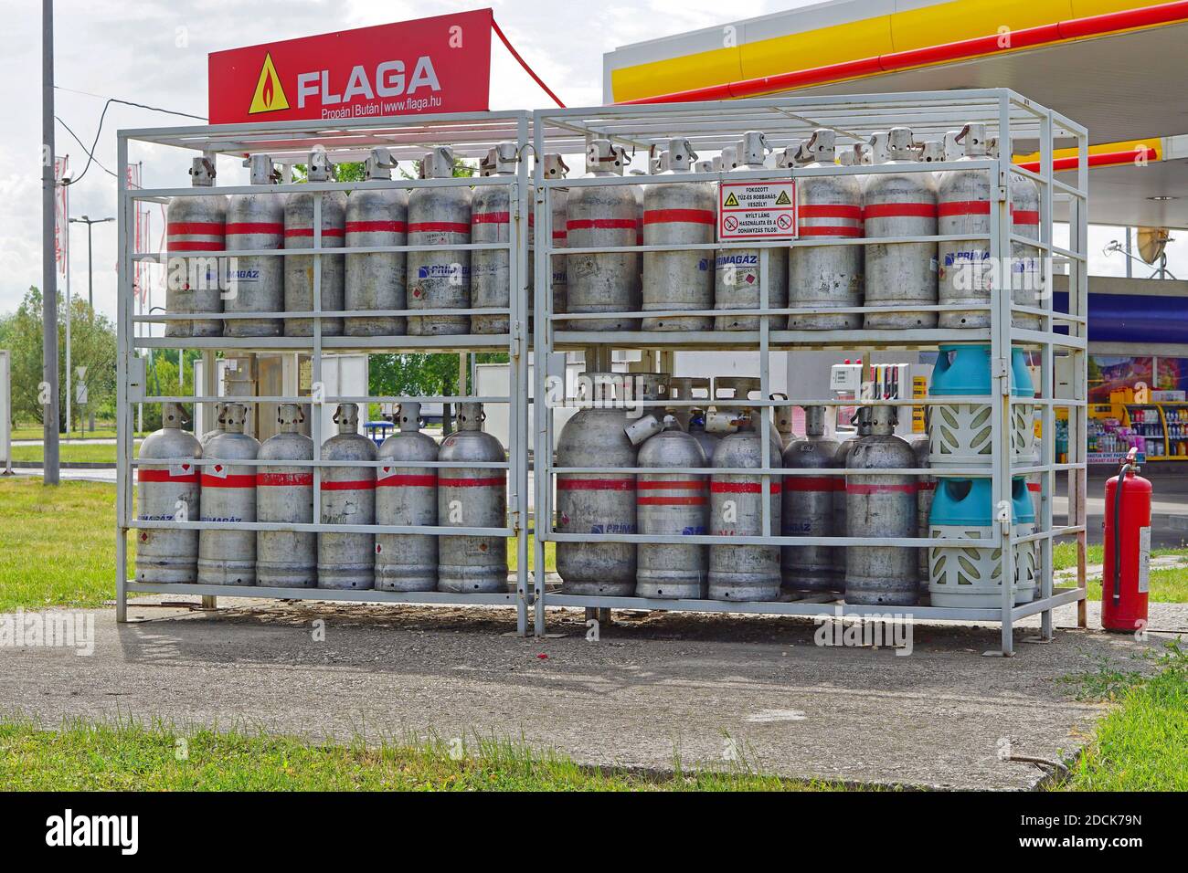 Budapest, Ungheria - 13 luglio 2015: Bombole di gas GPL in gabbia presso il distributore di benzina Shell vicino Budapest, Ungheria. Foto Stock