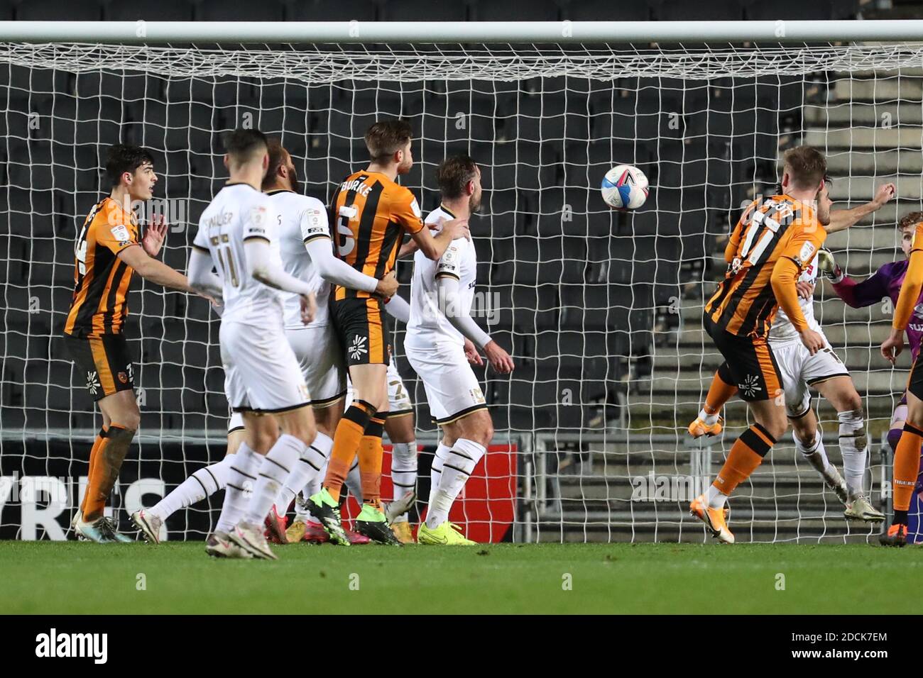 MILTON KEYNES, INGHILTERRA. 21 NOVEMBRE. James Scott segna per Hull City, per estendere il loro vantaggio per renderlo 3 - 1 contro Milton Keynes Dons, durante la partita Sky Bet League One tra MK Dons e Hull City allo Stadium MK, Milton Keynes sabato 21 novembre 2020. (Credit: John Cripps | MI News) Credit: MI News & Sport /Alamy Live News Foto Stock