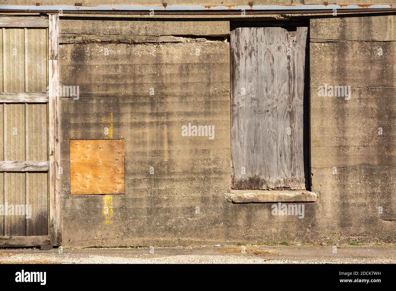 Vecchio muro di magazzino abbandonato in luce naturale. Amboy, Illinois. Foto Stock