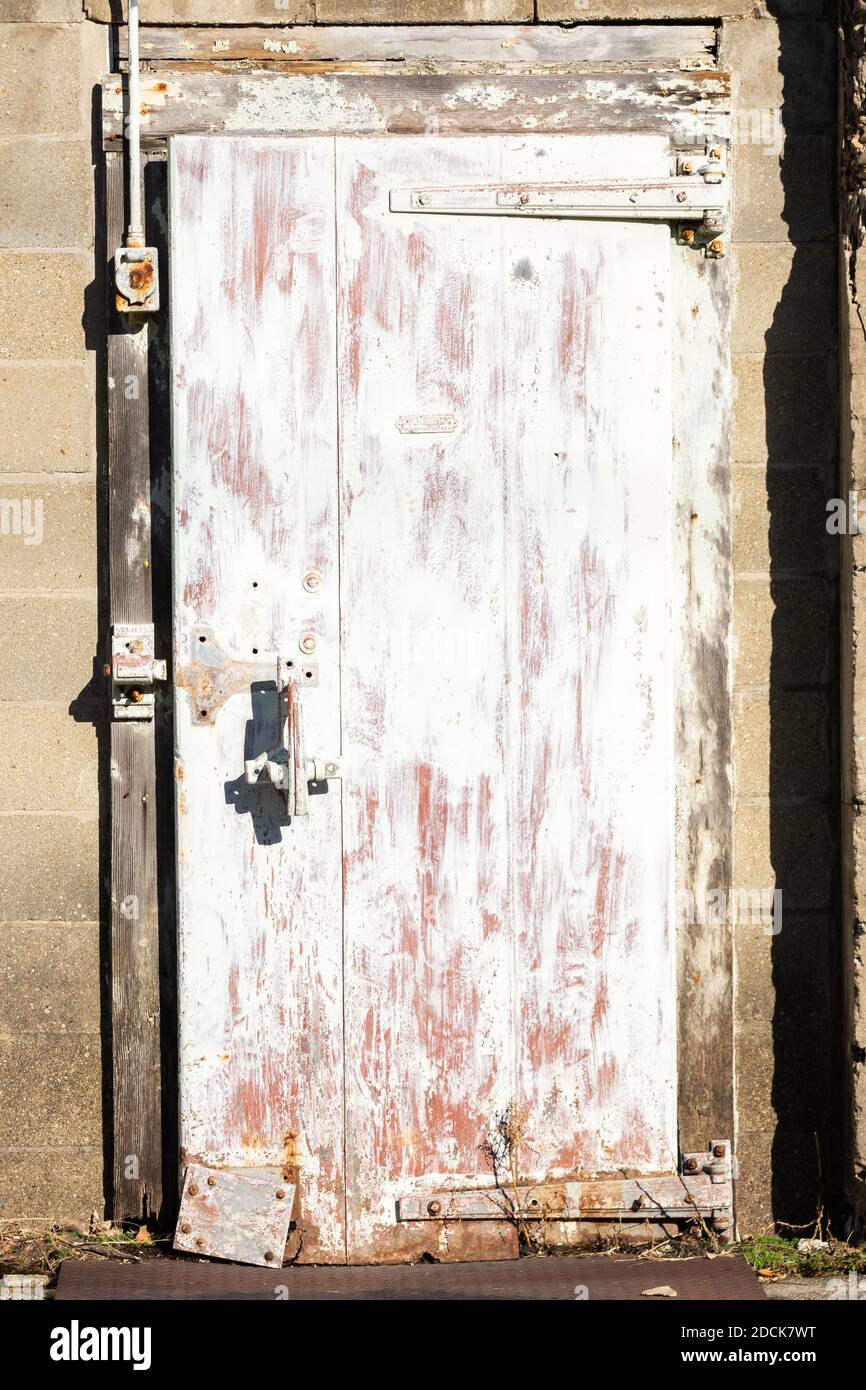 Vecchio muro di magazzino abbandonato in luce naturale. Amboy, Illinois. Foto Stock