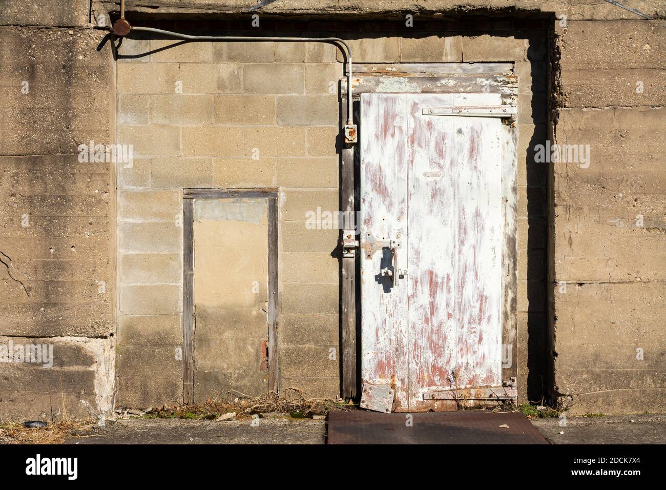 Vecchio muro di magazzino abbandonato in luce naturale. Amboy, Illinois. Foto Stock