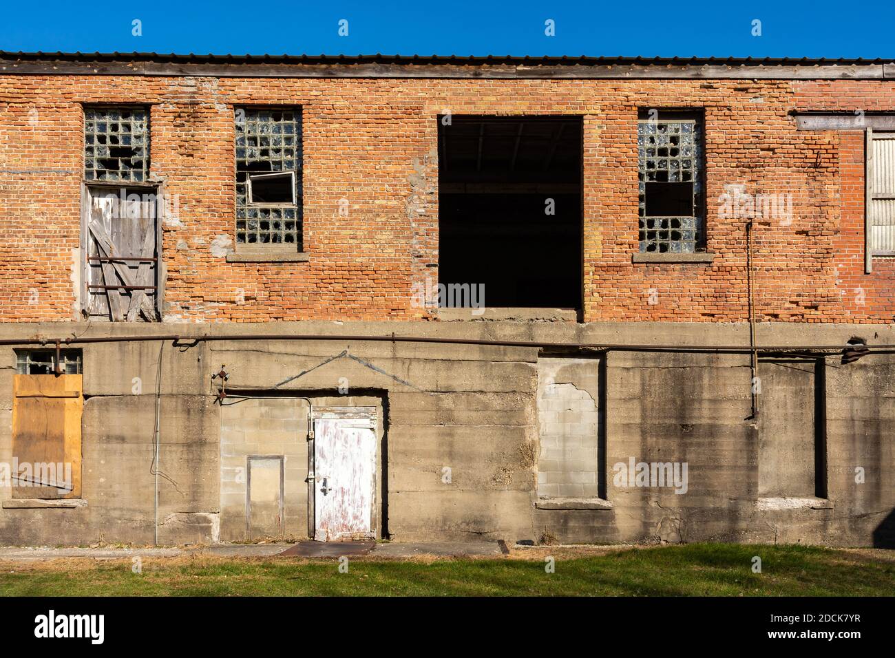 Vecchio muro di magazzino abbandonato in luce naturale. Amboy, Illinois. Foto Stock