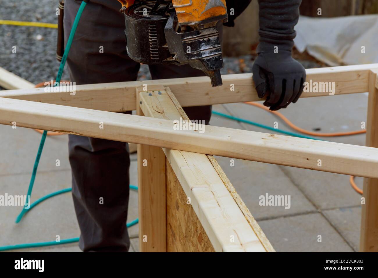 Installazione di deck patio costruzione. schede con sopra il ponte di terra Foto Stock