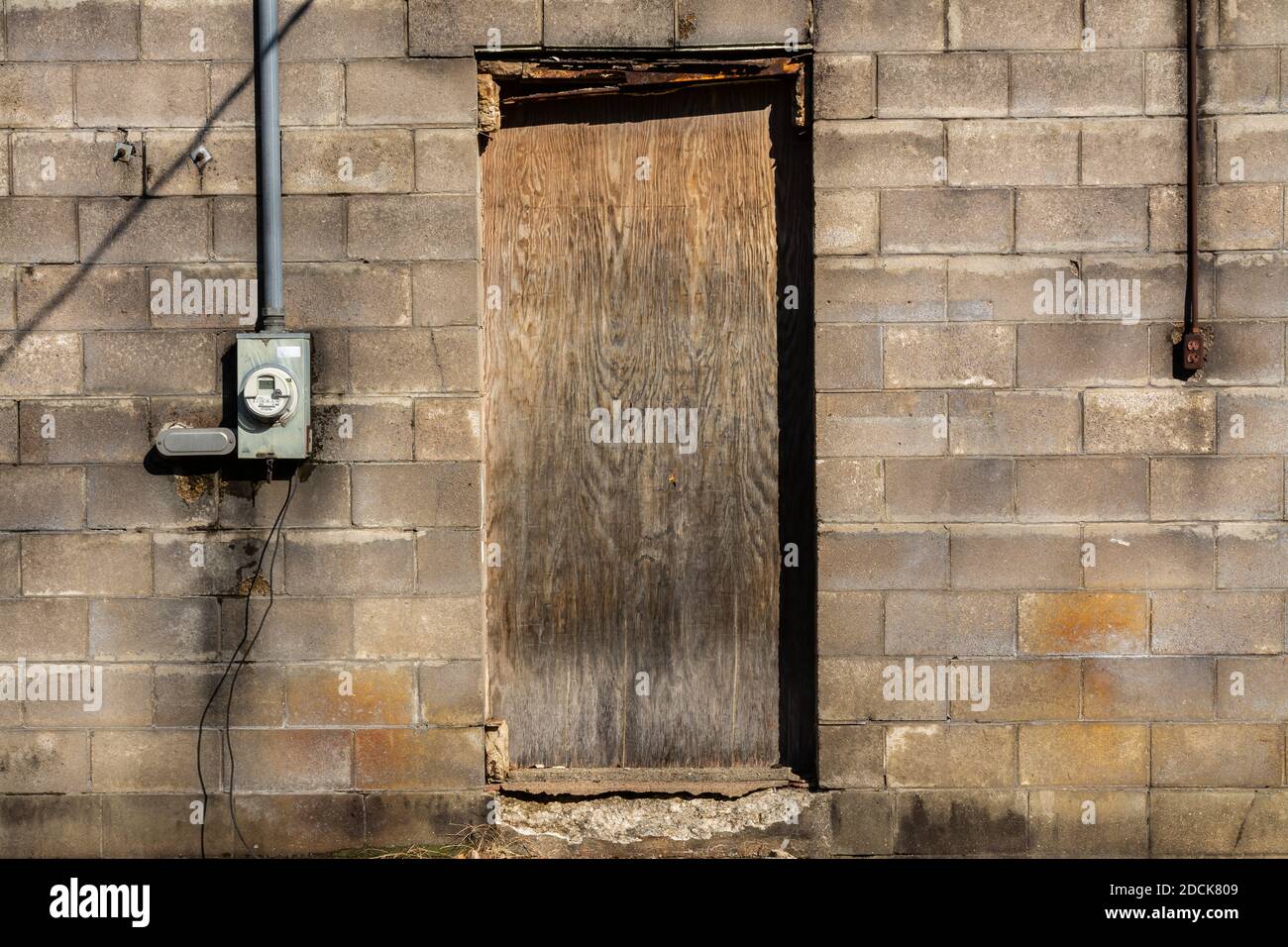 Vecchio muro di magazzino abbandonato in luce naturale. Amboy, Illinois. Foto Stock