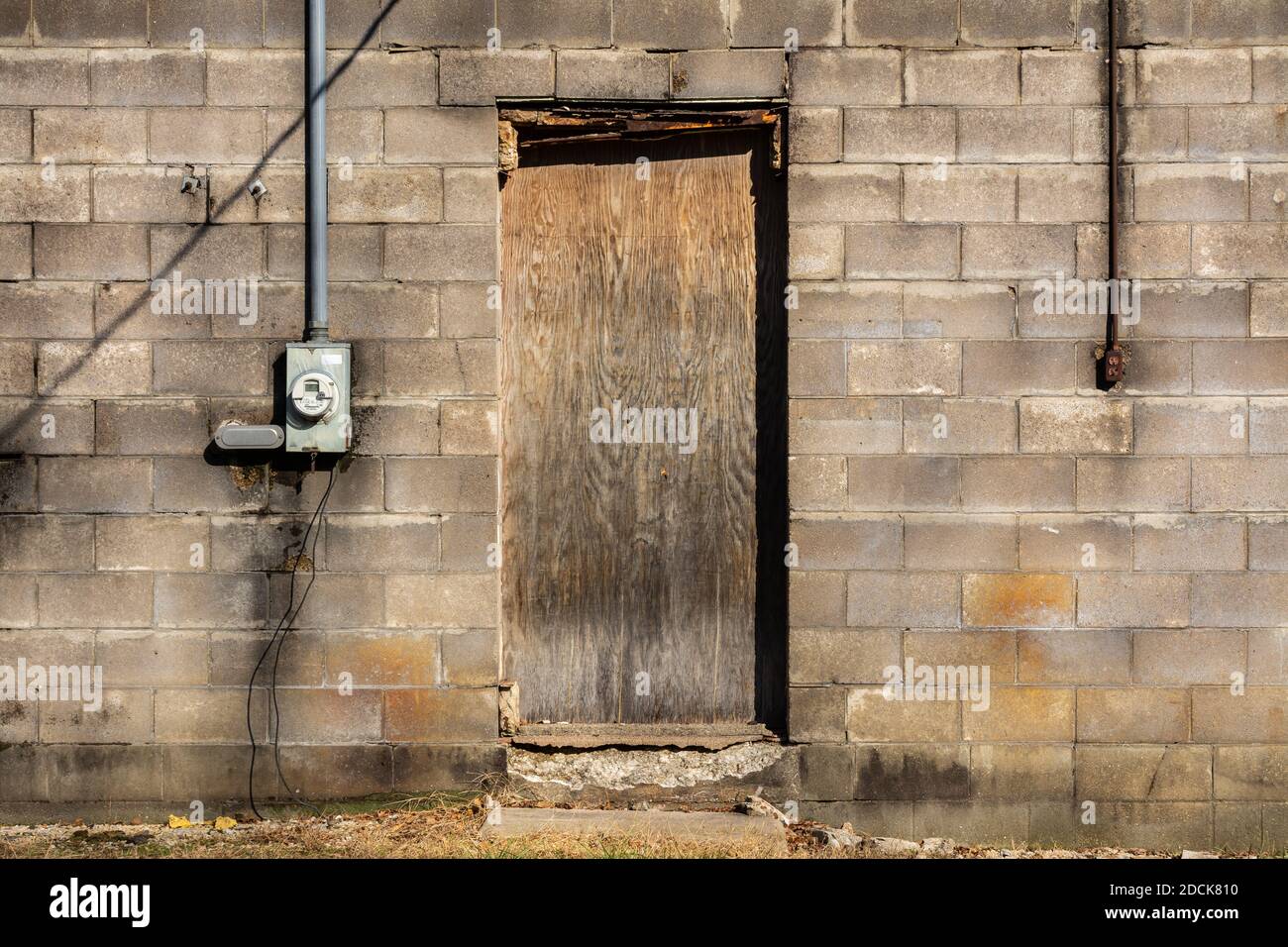 Vecchio muro di magazzino abbandonato in luce naturale. Amboy, Illinois. Foto Stock
