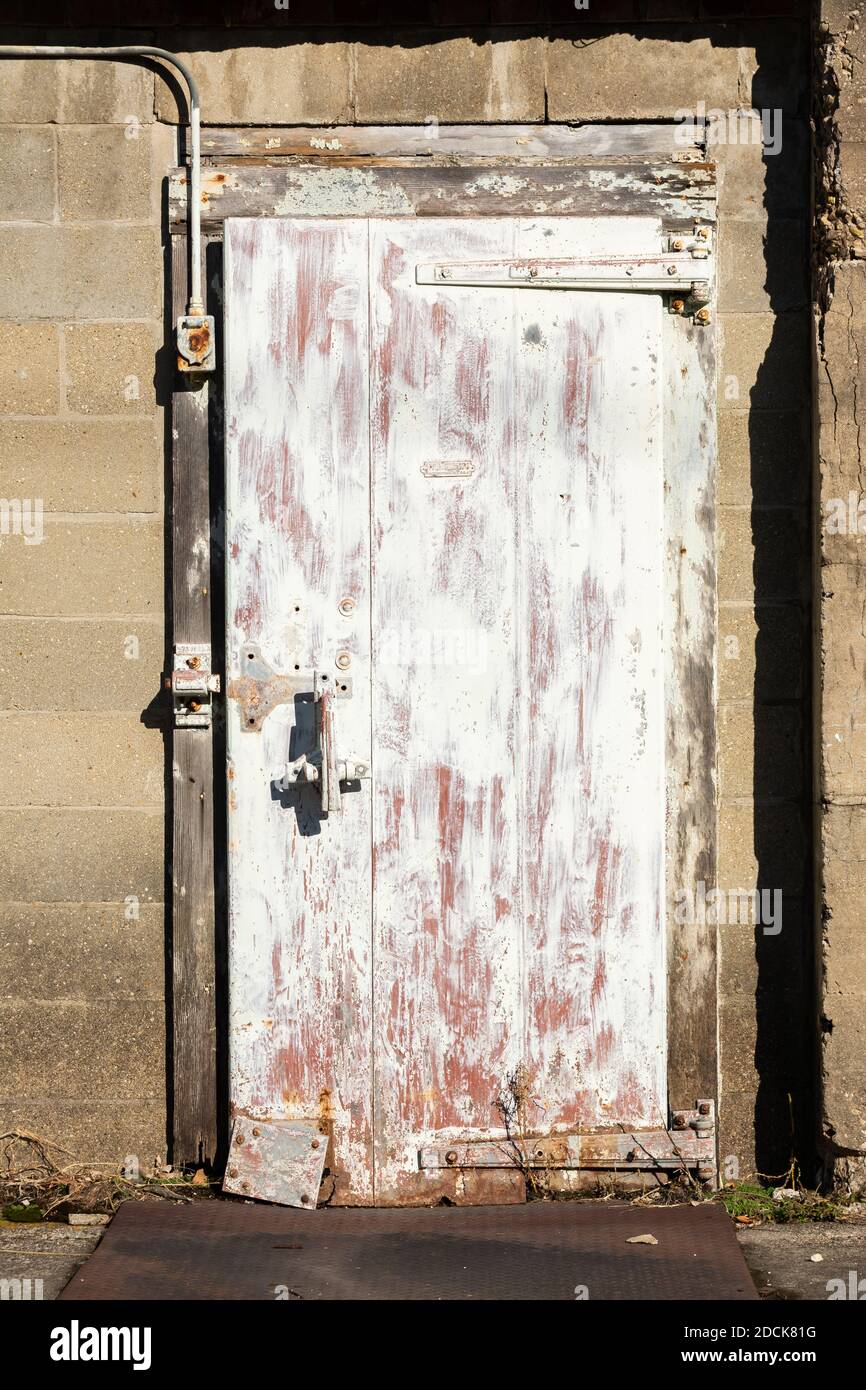 Vecchio muro di magazzino abbandonato in luce naturale. Amboy, Illinois. Foto Stock