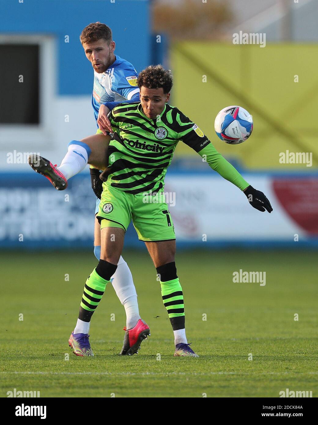 BARROW A FURNESS, INGHILTERRA. 21 NOVEMBRE Patrick Brough di Barrow b=tw Forest Green Rovers' Odin Bailey durante la partita Sky Bet League 2 tra Barrow e Forest Green Rover presso Holker Street, Barrow-in-Furness sabato 21 novembre 2020. (Credit: Mark Fletcher | MI News) Credit: MI News & Sport /Alamy Live News Foto Stock