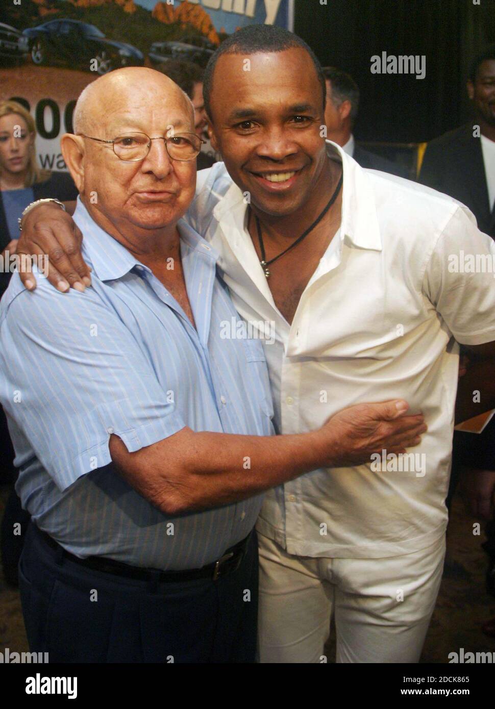 6-4-2003 Miami, FL Sugar Ray Leonard ha annunciato che si allenerà con Angelo Dundee (L) e promuoverà il combattente Juan Carlos Gomez (36-0 con 31 KO) presso lo Shelbourne Hotel a South Beach. Foto digitale di Adam Scullt/PHOTOlink Foto Stock