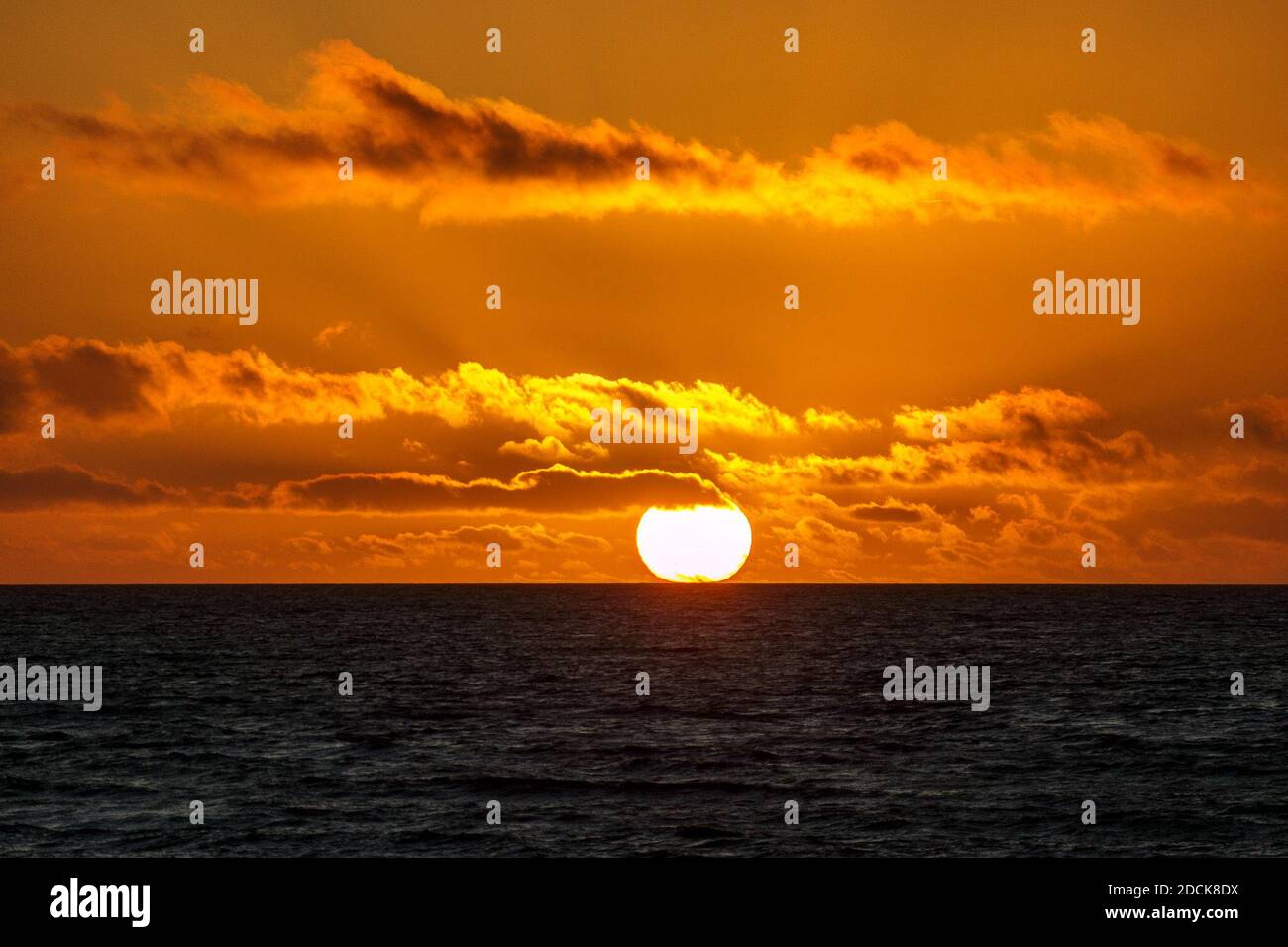 Heysham Lancashire, Regno Unito. 21 Nov 2020. Il tramonto ha portato ad una fine relativamente mite giorno di credito: PN News / Alamy Live News Foto Stock