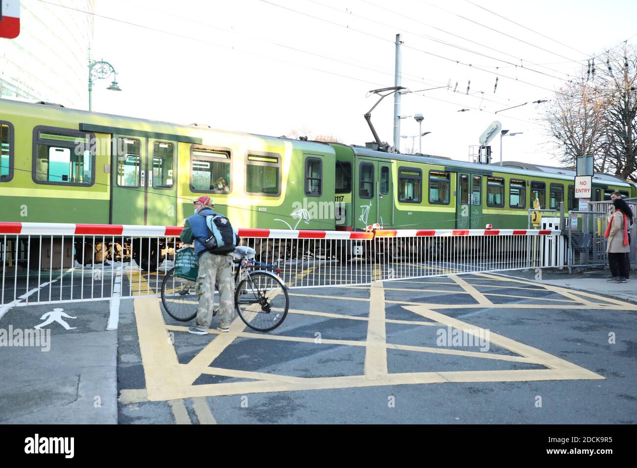 Dublino. 22 novembre 2020. Un treno con pochi passeggeri a bordo è visto a Dublino, Irlanda, 21 novembre 2020. L'Irlanda ha segnalato 344 nuovi casi COVID-19 il sabato, portando la caseload del paese a 70,143, secondo il Dipartimento della Salute irlandese. Credit: Xinhua/Alamy Live News Foto Stock