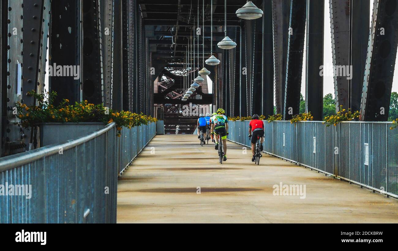Little Rock, AR--22 maggio 2018; i ciclisti cavalcano in una linea attraverso il ponte pedonale William Jefferson Clinton nel centro cittadino, di fronte a North Little Roc Foto Stock