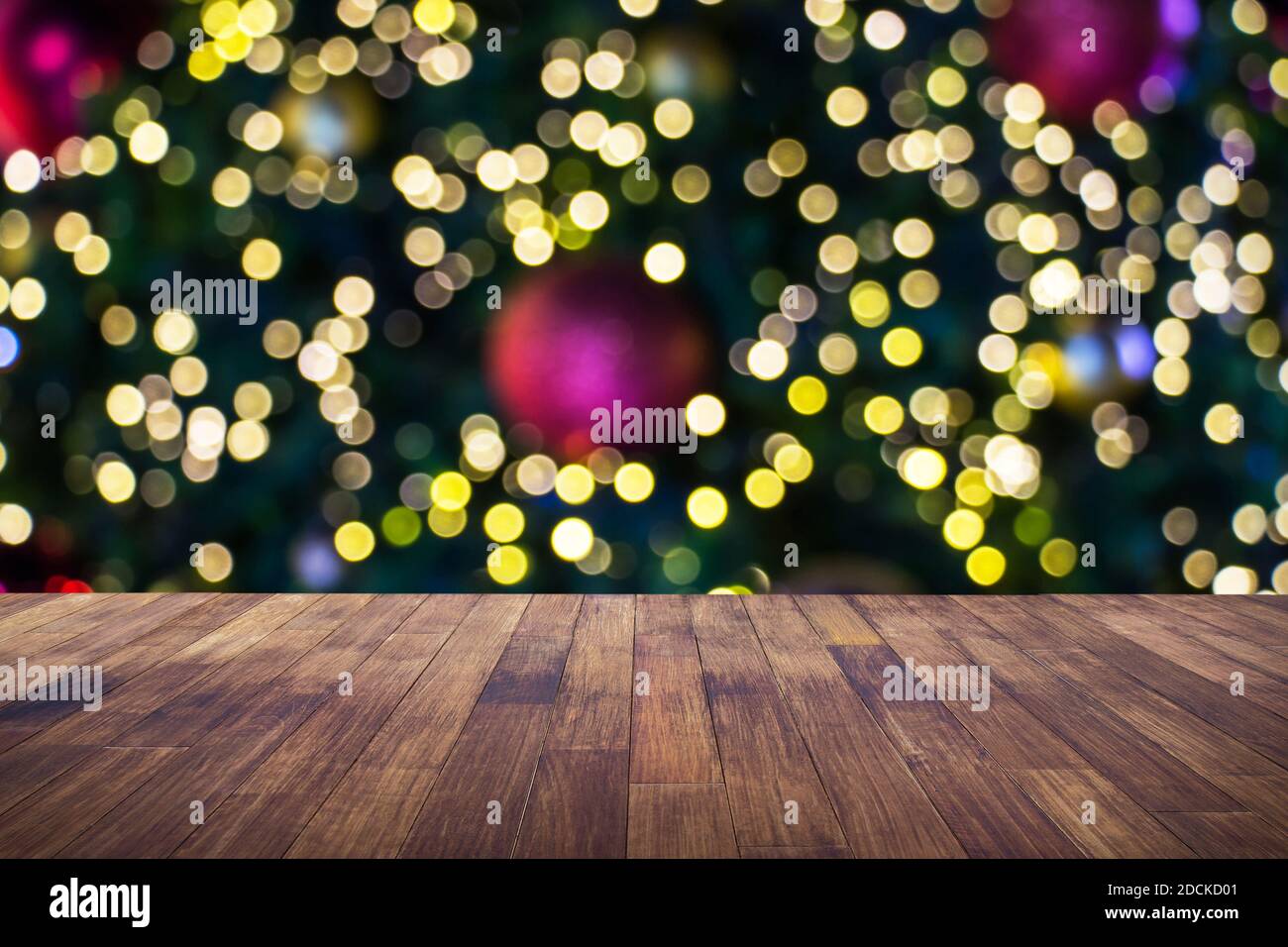 Tavola di legno marrone con luce sfocata bokeh sfondo decorazione di Natale può essere utilizzato per l'esposizione o montaggio dei vostri prodotti. Foto Stock