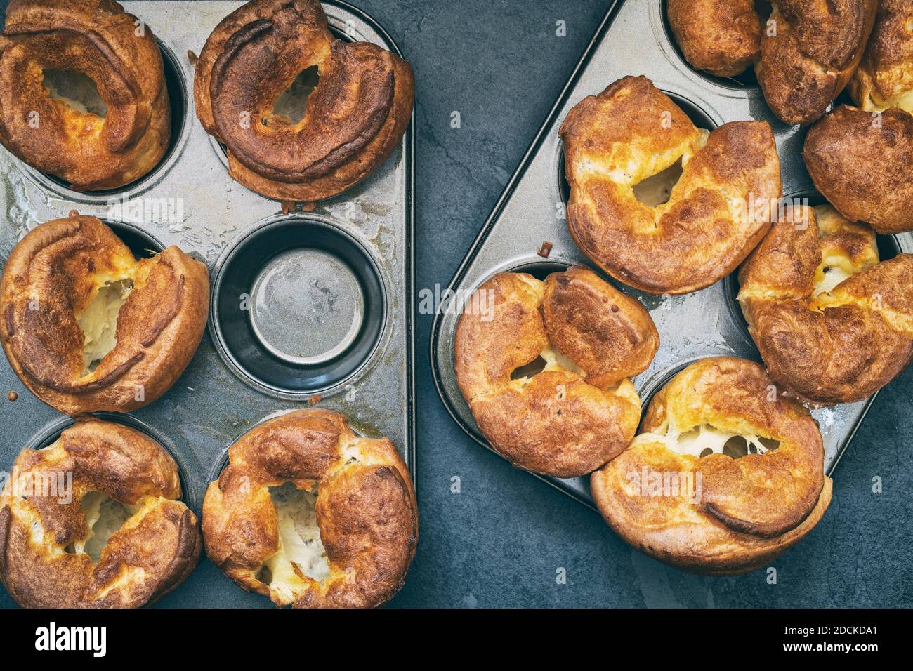Mini budini fatti in casa dello yorkshire in tini di muffin Foto Stock