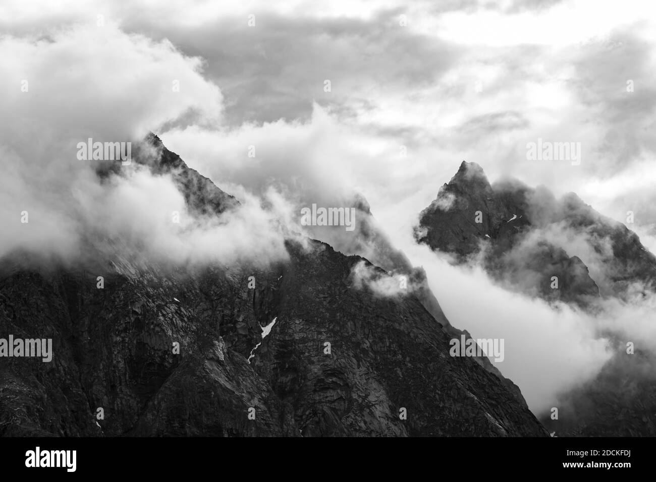 Montagne circondate dalla nebbia, Kleiner Moerchner e Zsigmondyspitze, Alpi Zillertaler, Zillertal, Tirolo, Austria Foto Stock