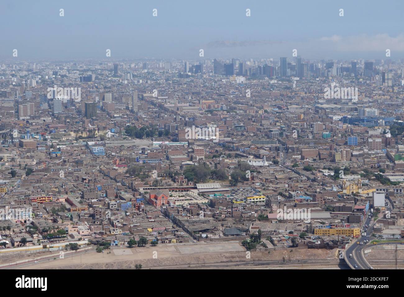 Vista dal punto di vista Cerro San Cristobal alla capitale, Lima, Perù Foto Stock