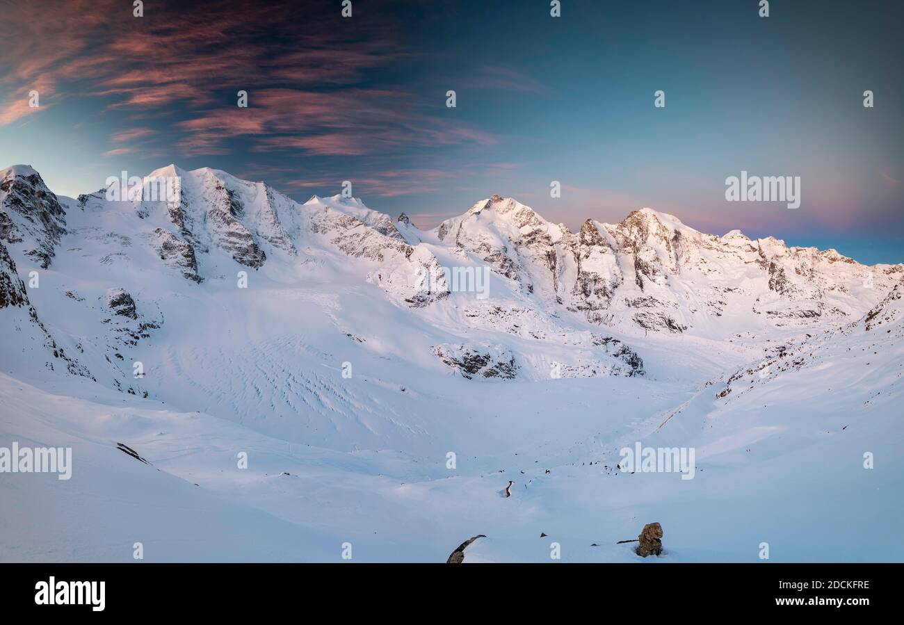 Panorama montano invernale sulla Diavolezza nell'atmosfera mattutina, vista sul gruppo Bernina, Piz Palue, Bellavista, Piz Bernina, Persgletscher Foto Stock