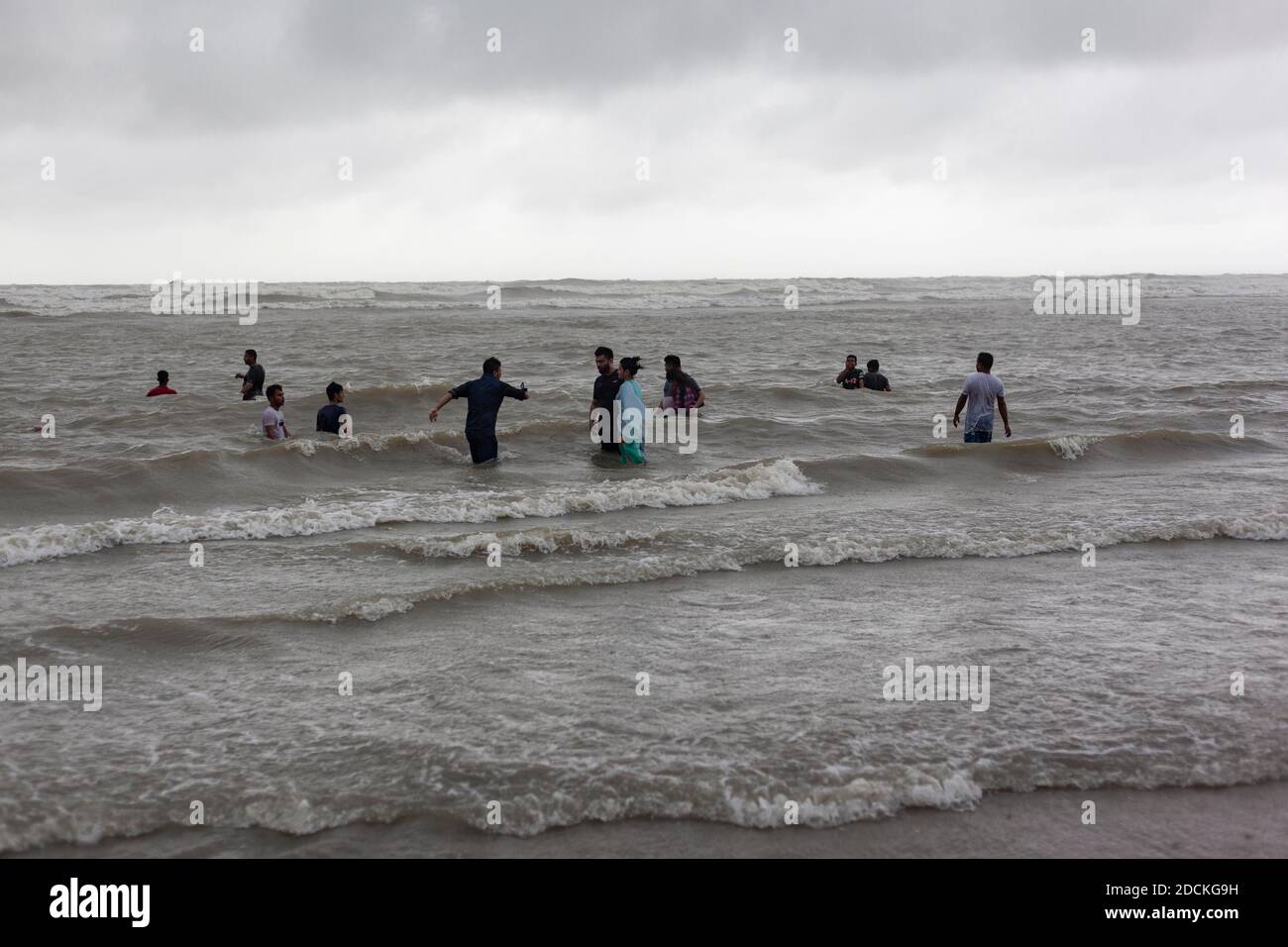 Bagnate sulla spiaggia dal bazar di Cox alla pioggia monsonica, la spiaggia della Baia del Bengala nel sud-est del Bangladesh è considerata con una lunghezza di 150 Foto Stock