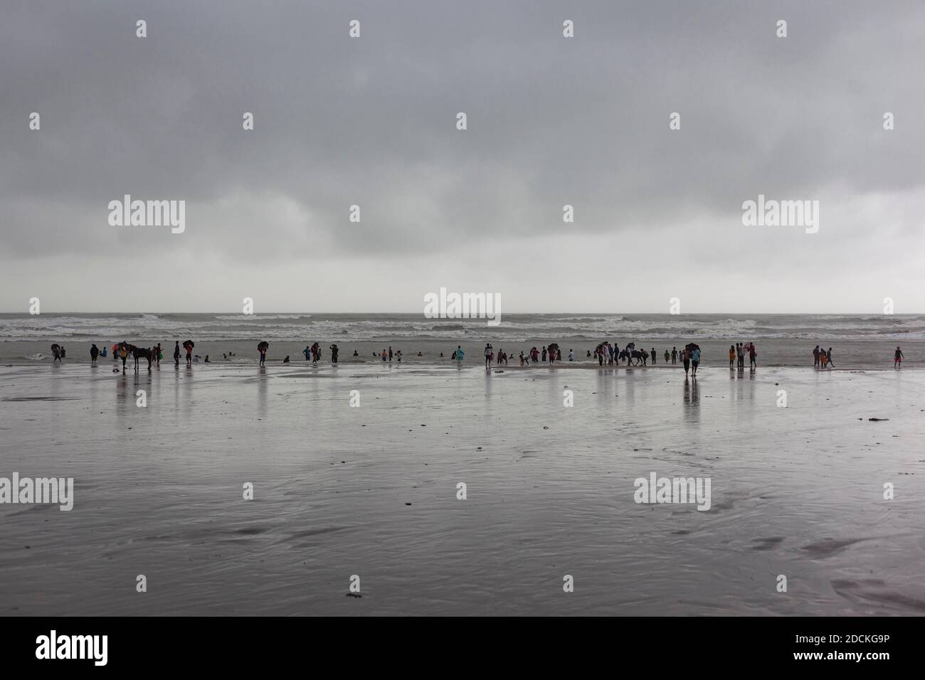 Bagnate sulla spiaggia dal bazar di Cox alla pioggia monsonica, la spiaggia della Baia del Bengala nel sud-est del Bangladesh è considerata con una lunghezza di 150 Foto Stock