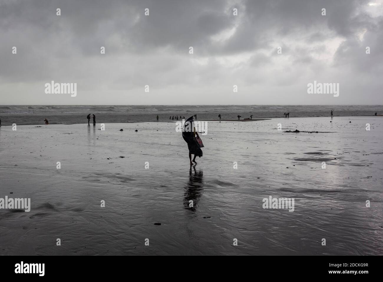 Bagnate sulla spiaggia dal bazar di Cox alla pioggia monsonica, la spiaggia della Baia del Bengala nel sud-est del Bangladesh è considerata con una lunghezza di 150 Foto Stock