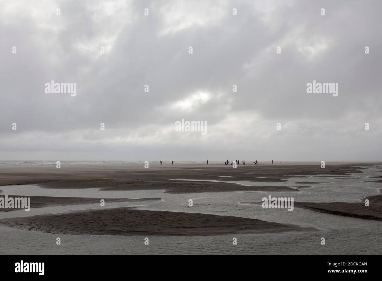 Spiaggia dal bazar di Cox alla pioggia monsonica, la spiaggia della Baia del Bengala nel sud-est del Bangladesh è con una lunghezza di 150 km considerato il più lungo Foto Stock