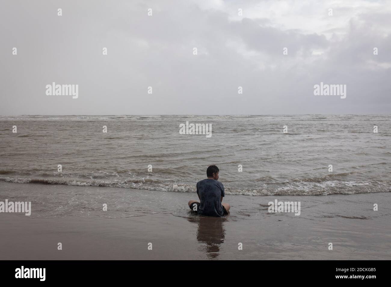 Sulla spiaggia, dal bazar di Cox alla pioggia monsonica, la spiaggia sulla baia del Bengala nel sud-est del Bangladesh è considerata con una lunghezza di 150 Foto Stock