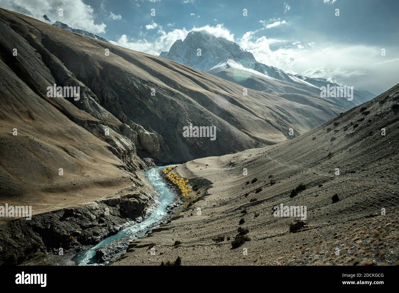 Valle, paesaggio arido e ghiaioso, fiume del Wachandarja, sul fianco destro della montagna, la carovana percorso attraverso il Wakhan Corridor, nel Foto Stock