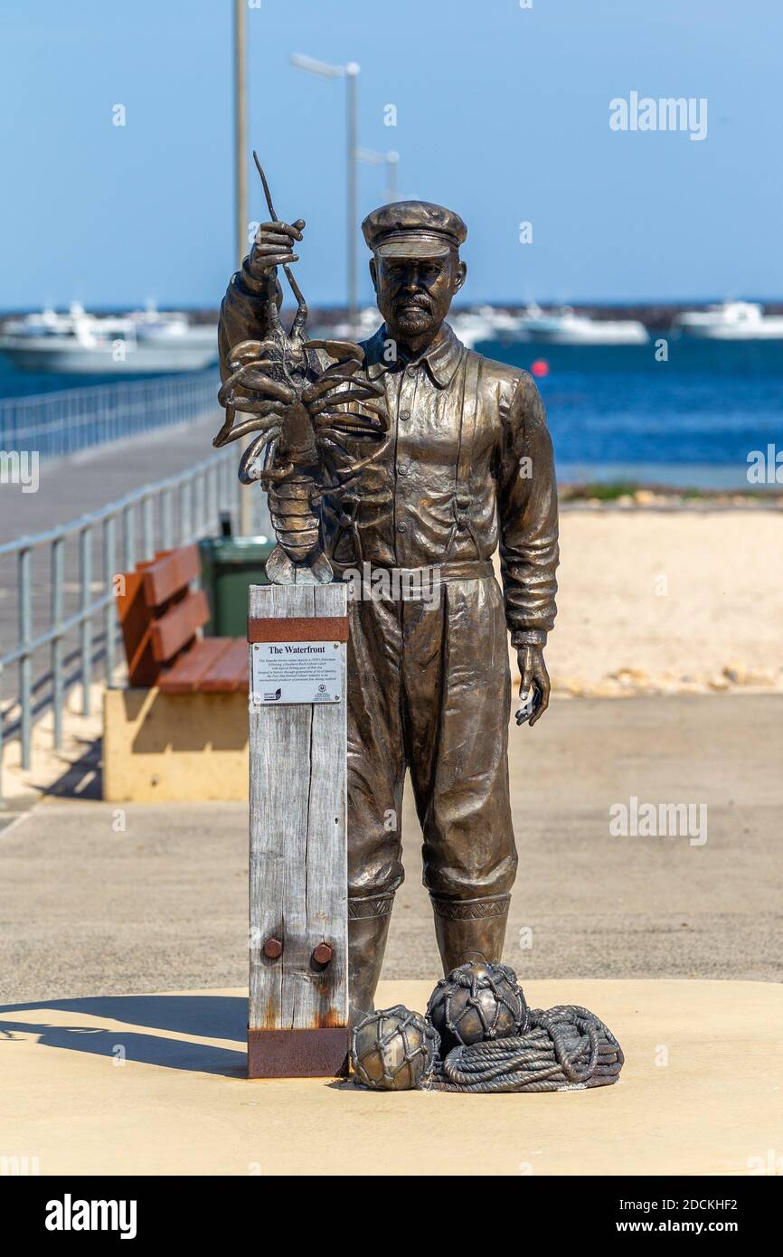 La statua del pescatore all'inizio del Porto MacDonnell Jetty in background preso in Sud Australia il mese di novembre 10° 2020 Foto Stock