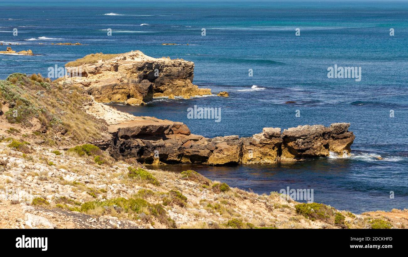 Le pareti rocciose di Capo Northumberland a Port MacDonnell Sud Australia il 10 novembre 2020 Foto Stock