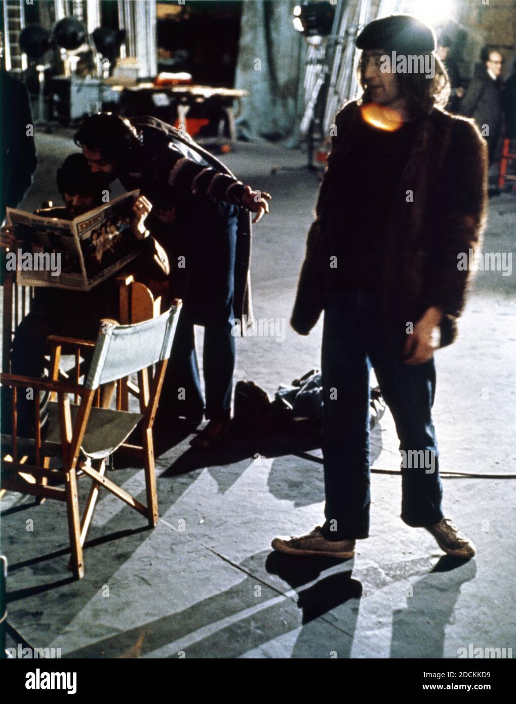 The BEATLES GEORGE HARRISON PAUL McCartney Reading Disc Music Paper E JOHN LENNON sul set candid a Twickenham Film Studios Durante le riprese DI LET IT BE 1969 regista MICHAEL LINDSAY-HOGG Apple Corps / ABKCO Films / United Artists Foto Stock