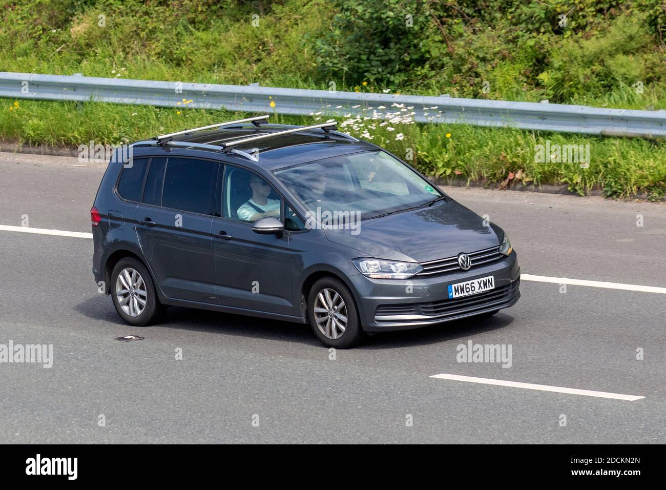 2016 grigio Volkswagen Touran se Famiglia TDI BMT; traffico veicolare, veicoli in movimento, automobili, veicoli che guidano su strade del Regno Unito, motori, motori sulla rete stradale autostradale M6 autostrada UK. Foto Stock