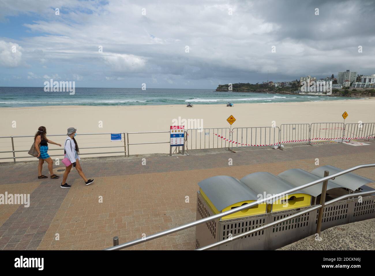 A seguito della diffusa disattenzione dell'opinione pubblica per gli avvertimenti di "allontanamento sociale" in Australia durante la pandemia di Coronavirus, Bondi Beach a Sydney è stata chiusa al pubblico. Anche se la famosa passeggiata di un chilometro della spiaggia rimane aperta, l'esercizio è limitato a gruppi di due o meno, in linea con le normative di distanza sociale. Foto Stock