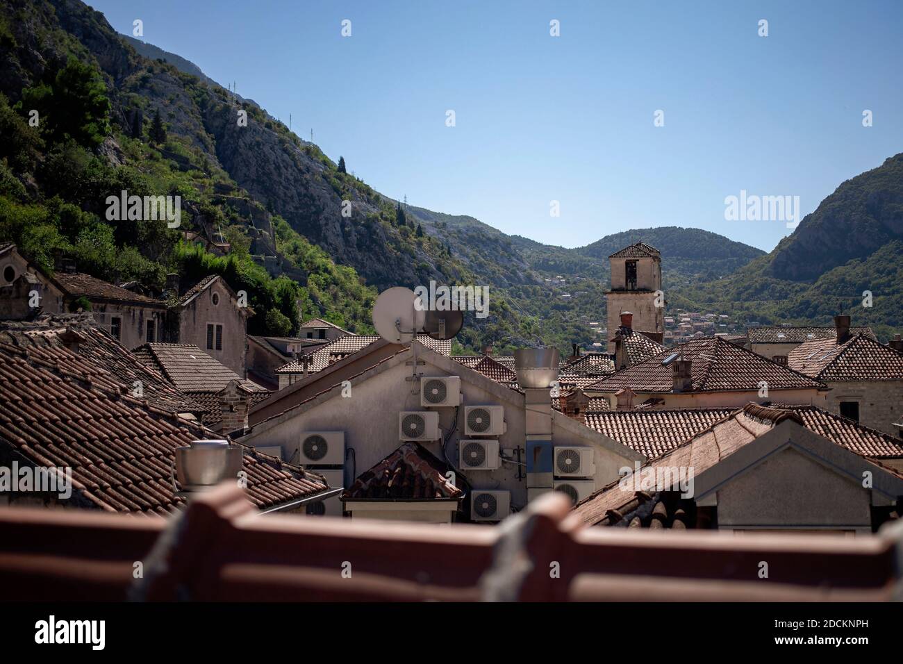 Montenegro - Vista sui tetti della Città Vecchia di Cattaro Foto Stock