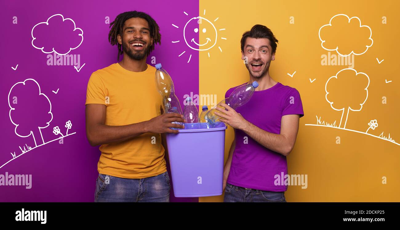 Gli amici di tenere un contenitore in plastica con bottiglie sopra il giallo e il colore viola. Concetto di ecologia, conservazione, il riciclaggio e la sostenibilità Foto Stock