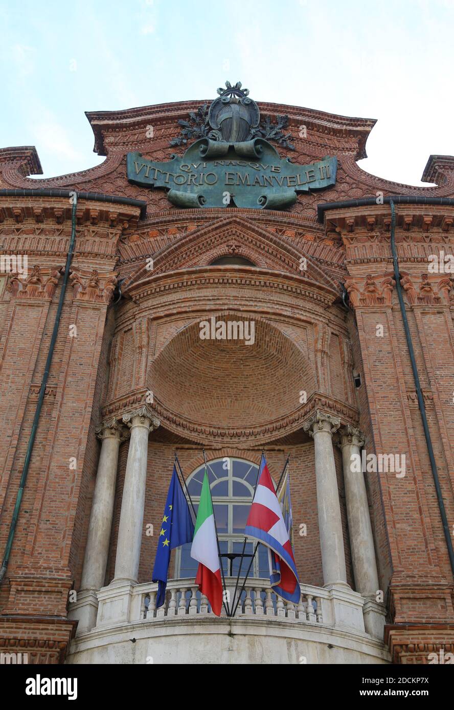 Edificio storico nella città di Torino con l'iscrizione Questo significa che Vittorio Emanuele nacque qui re d'Italia Foto Stock