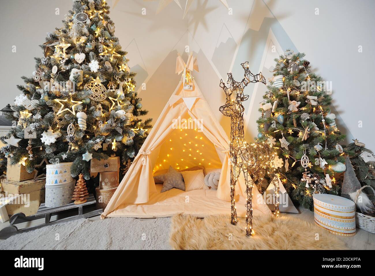 Sala giochi per bambini con decorazioni natalizie, regali, tenda e alberi  di Natale Foto stock - Alamy