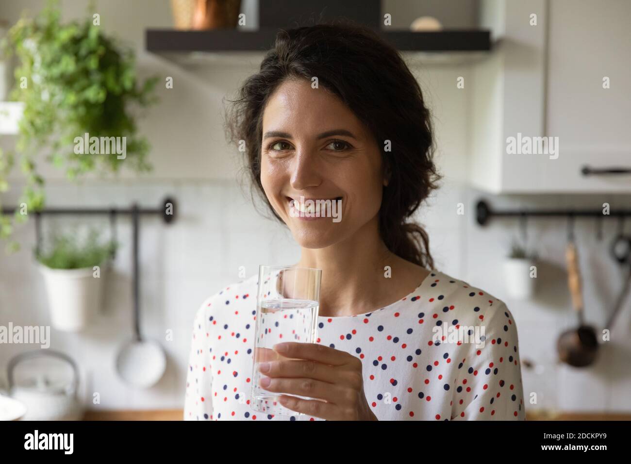Ritratto di donna sorridente bere acqua pulita Foto Stock