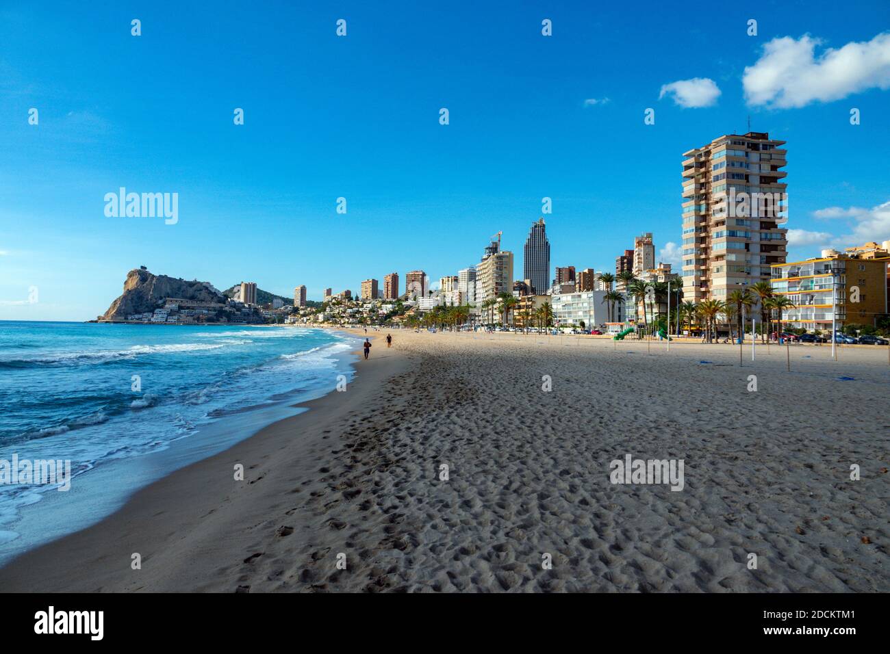 La popolare meta turistica e luogo di sole invernale di Benidorm, Costa Blanca, Spagna Foto Stock