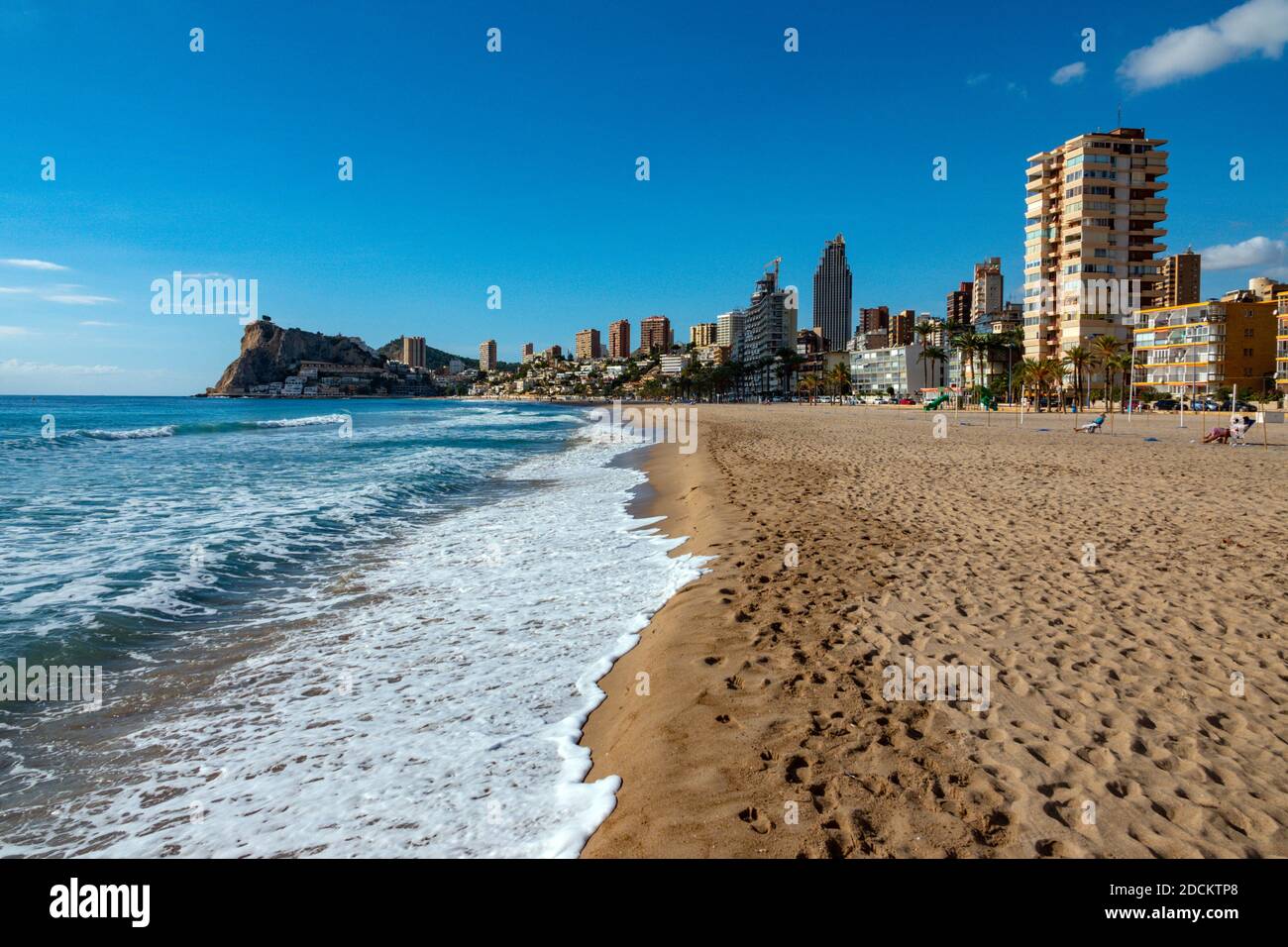 La popolare meta turistica e luogo di sole invernale di Benidorm, Costa Blanca, Spagna Foto Stock