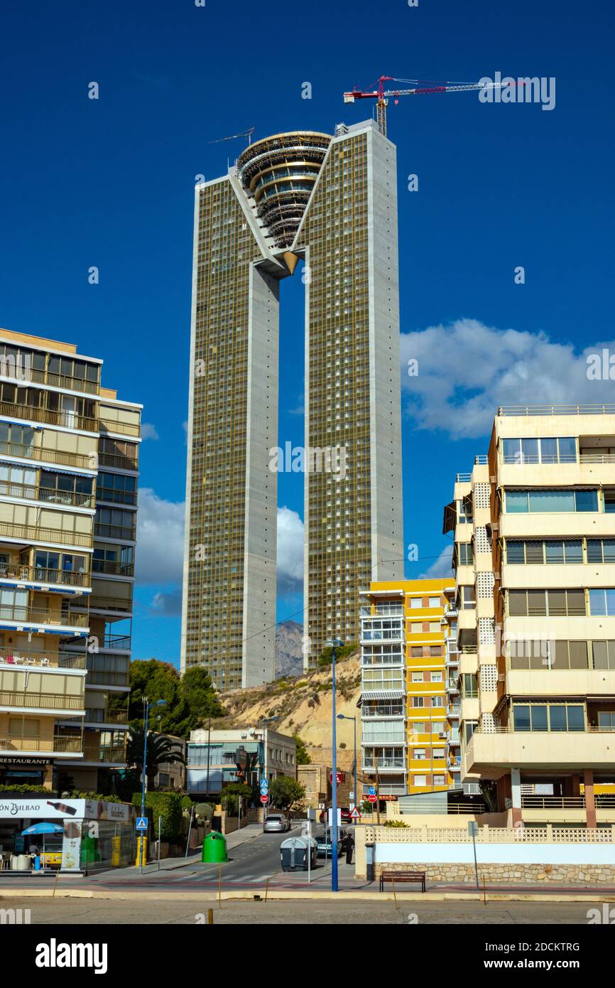 La popolare meta di vacanza e il luogo di sole invernale di Benidorm, Costa Blanca, Spagna, con il grattacielo a forma di M dell'edificio Intempo Foto Stock