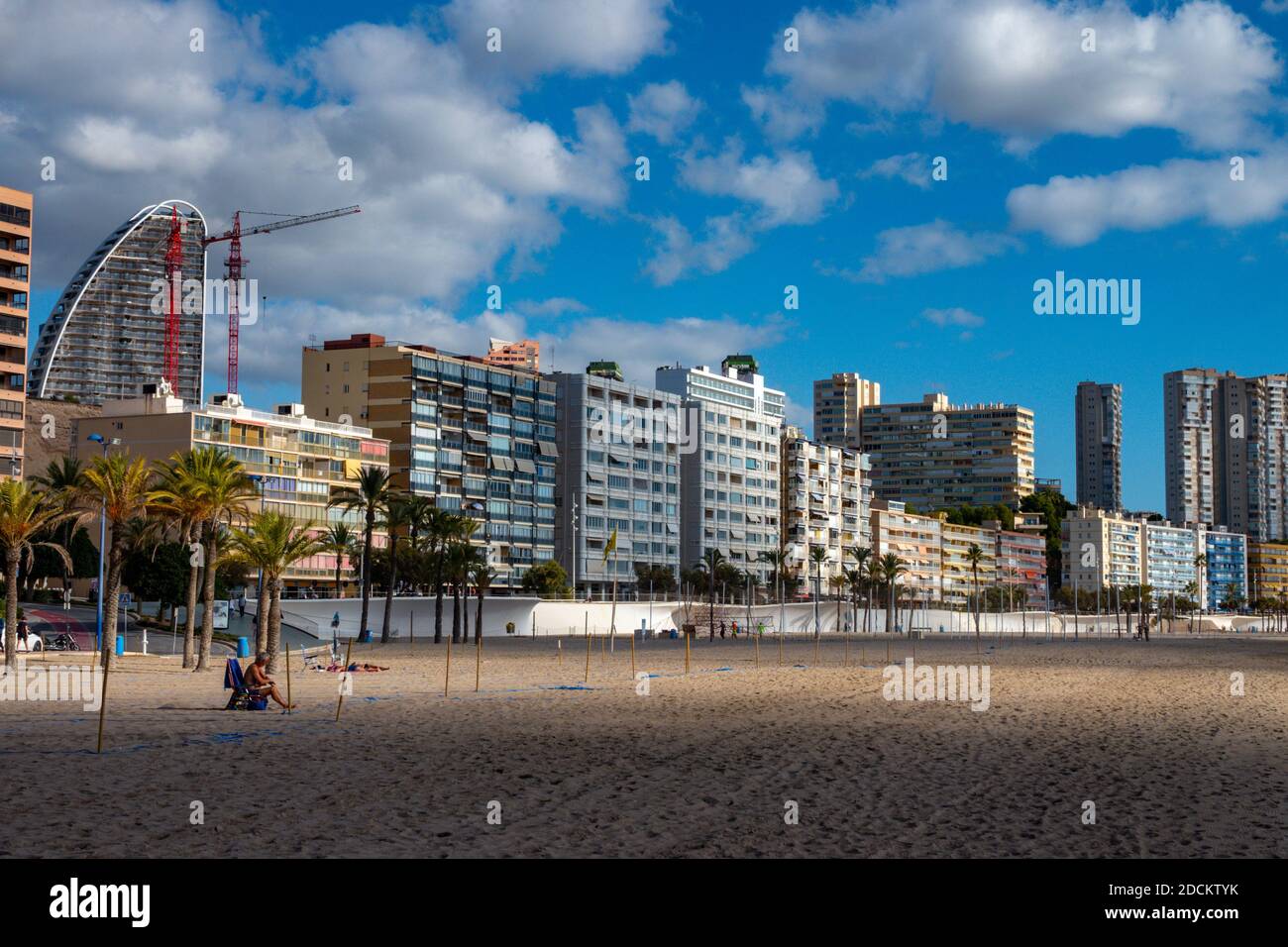 La popolare meta turistica e luogo di sole invernale di Benidorm, Costa Blanca, Spagna Foto Stock